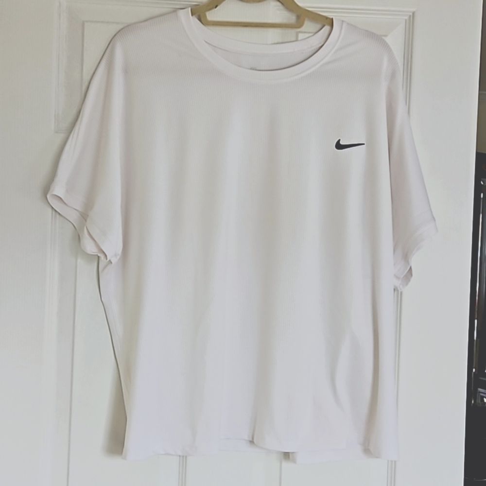 Nike 1x white tennis top, cap sleeves, round neck. EUC.